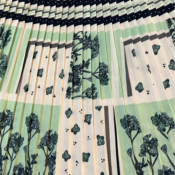 Style & Co Short Sleeved Navy Tee with Silky Pleated Back. Size 2X. - Picture 4 of 7